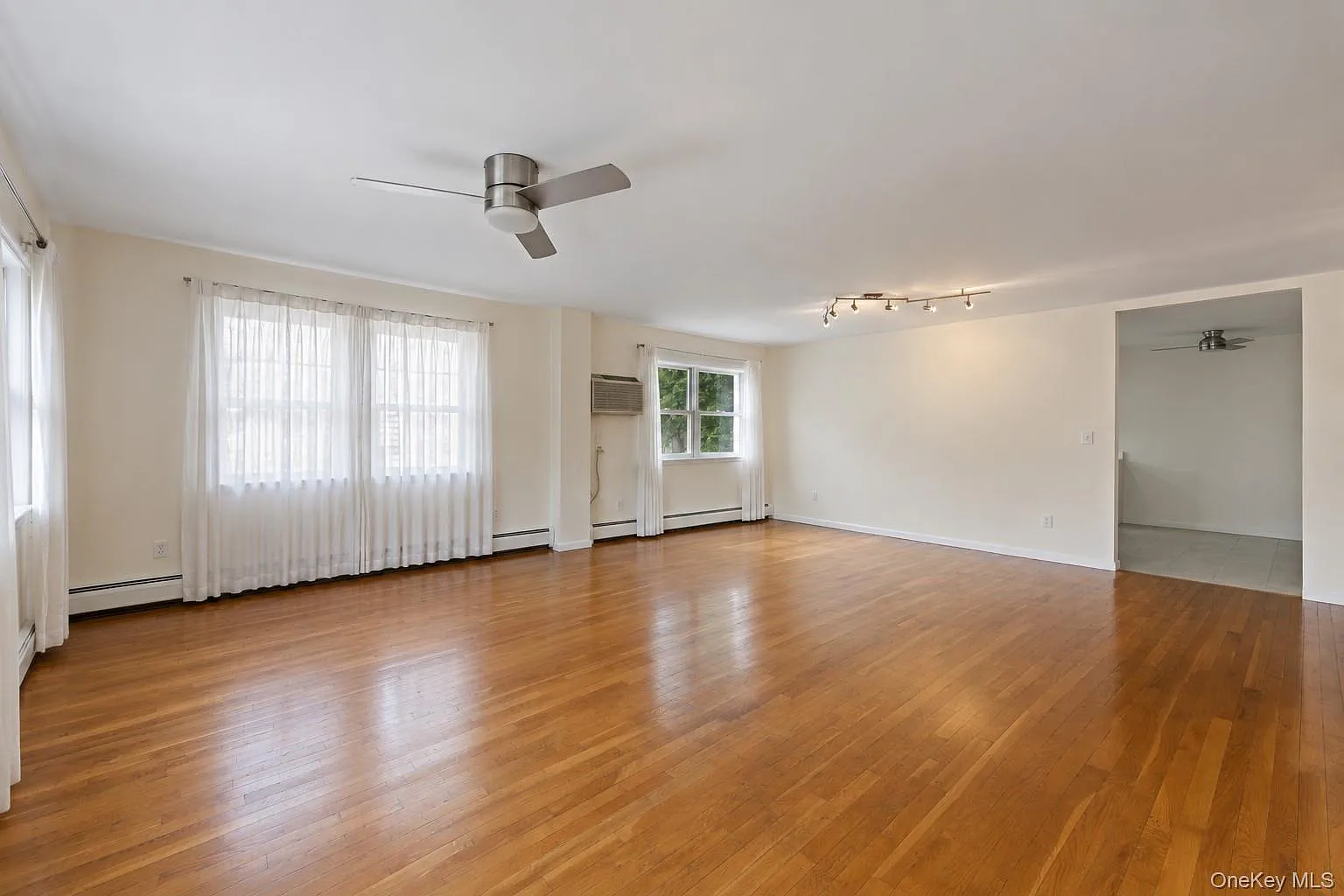 3 bed, 2.0 bath, 1727 sqft, $3,500 — Photo 3