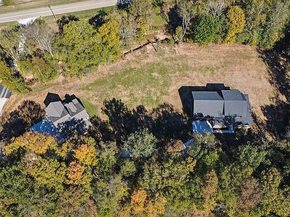 3rd image of 1046 Indian Creek Rd