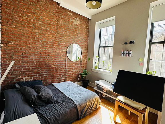 4th image of 667 Evergreen Ave #2R