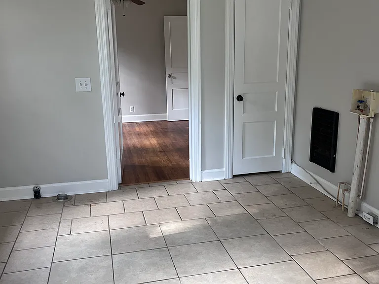 Washer & dryer hookups in eat-in kitchen