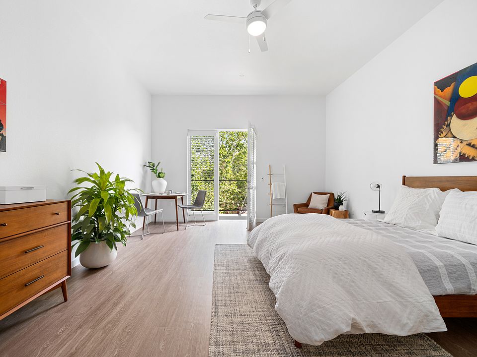 2nd image of 927 U St #204