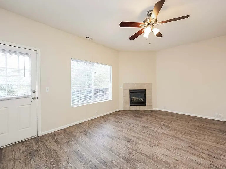 602 NE Housley Ave #4 — Photo 8