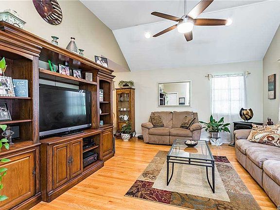 4th image of 50 Longfellow Dr