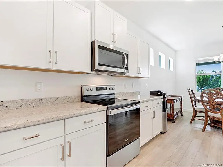 1630 NE Skyhigh Ter — Photo 15