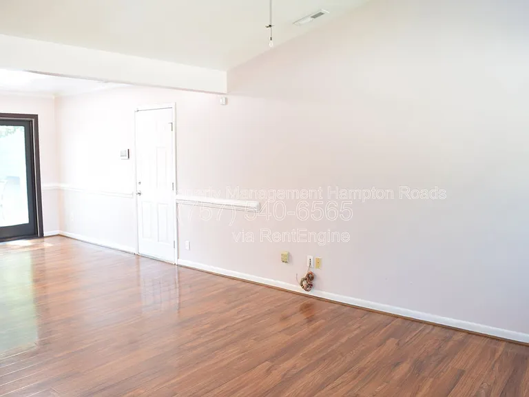 826 Maywood Cir — Photo 3