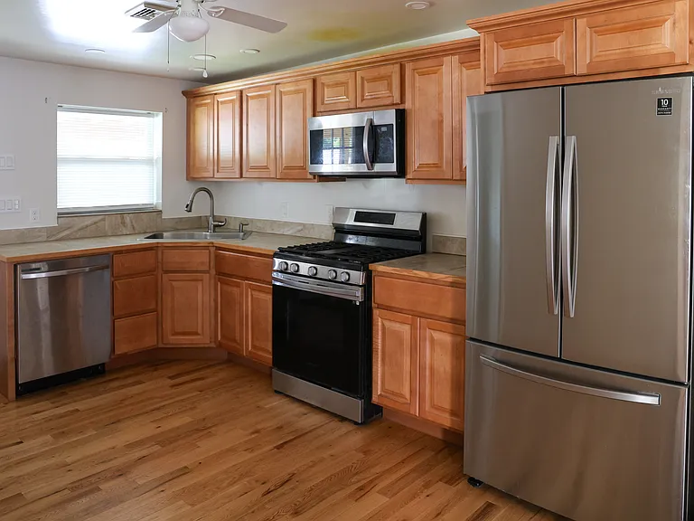 10 Pine St #3 — Photo 1