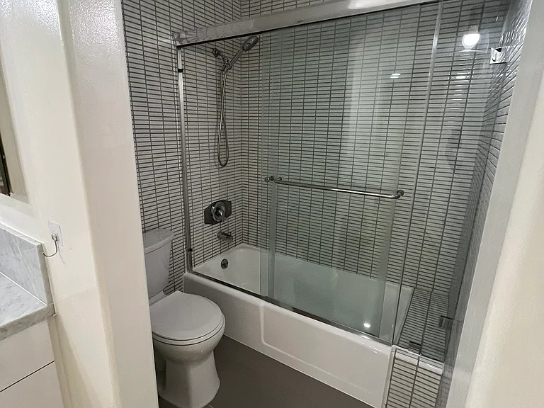 1331 Roxbury Dr #2 — Photo 21