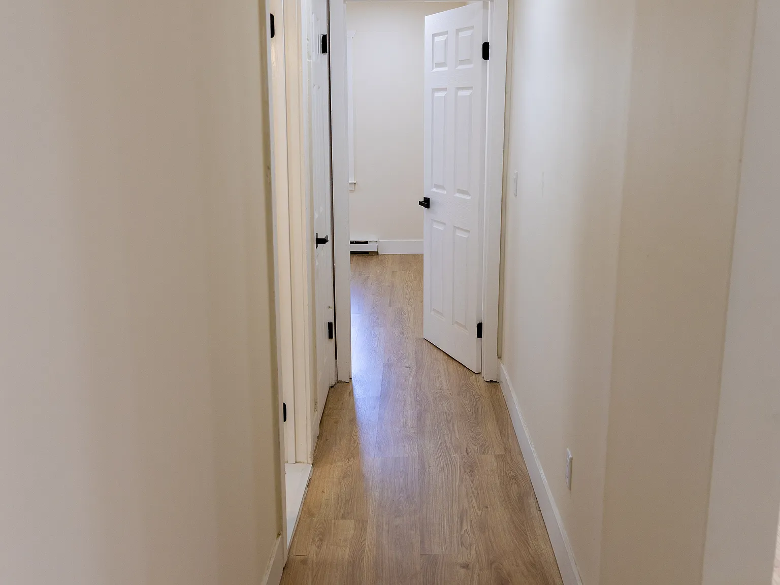 1 bed, 1000 sqft, $1,350 — Photo 3