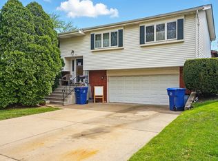 8729 Willow Rd, Hickory Hills, IL 60457