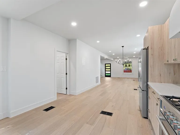 3301 Duval St — Photo 10