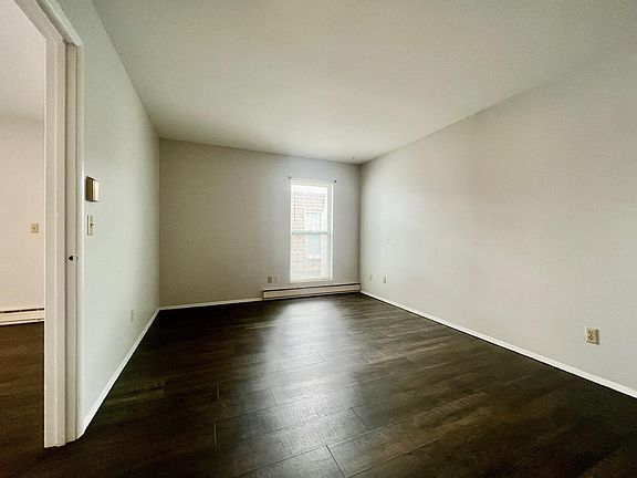 5th image of 9943 Chateau Roi Ct APT A