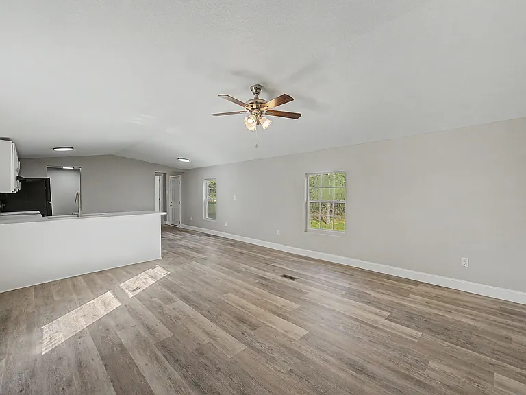 512 W Bach Dr — Photo 5