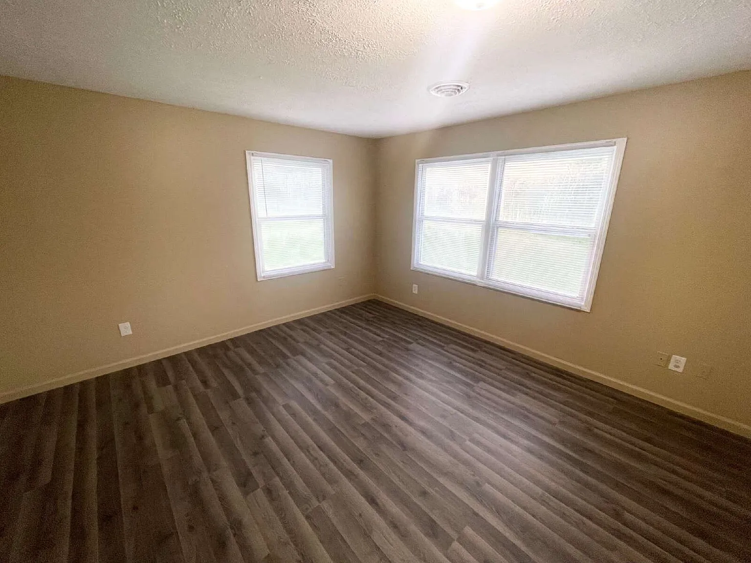 3 bed, 1.0 bath, $1,395 — Photo 2