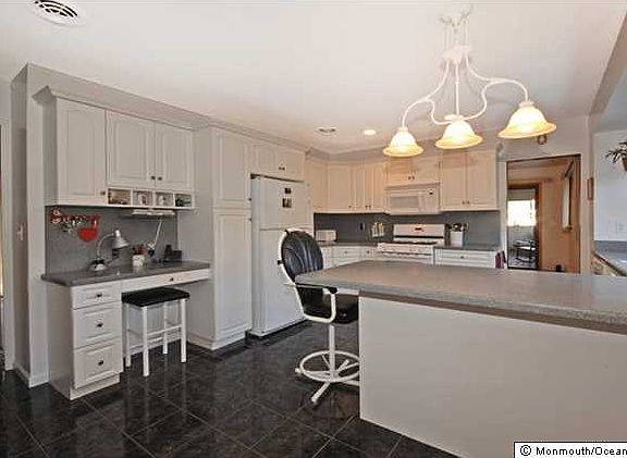 3rd image of 829 Ocean View Dr