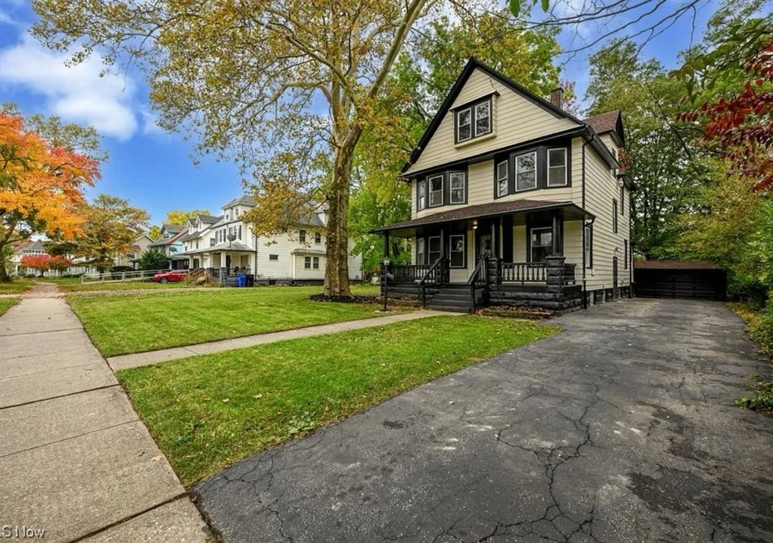 Charming 5 Bed Property at Prime Location — Photo 2