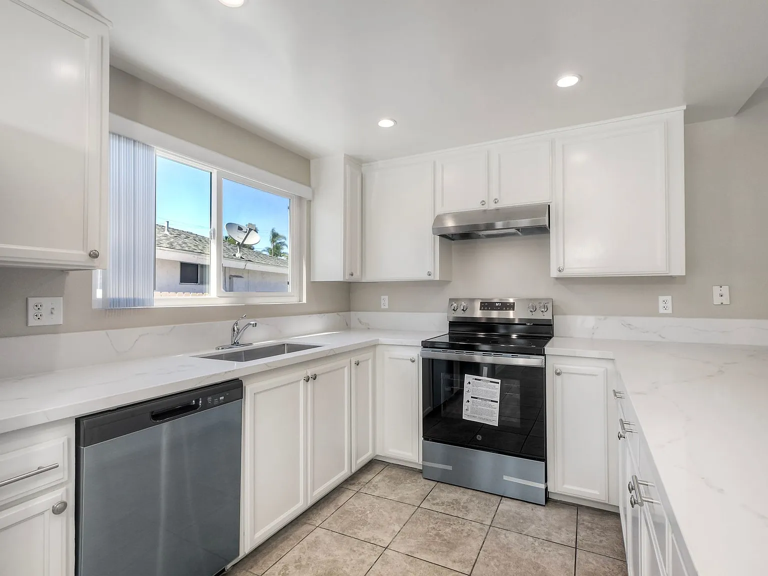 3 bed, 1422 sqft, $3,890 — Photo 4