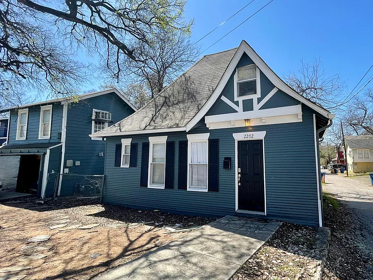 2202 Leon St — Photo 2