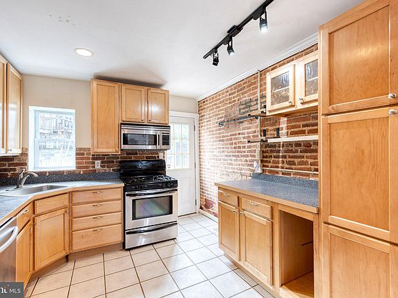 5th image of 667 E Clement St