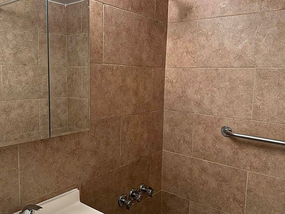 3rd image of 307 E 89th St APT 1D