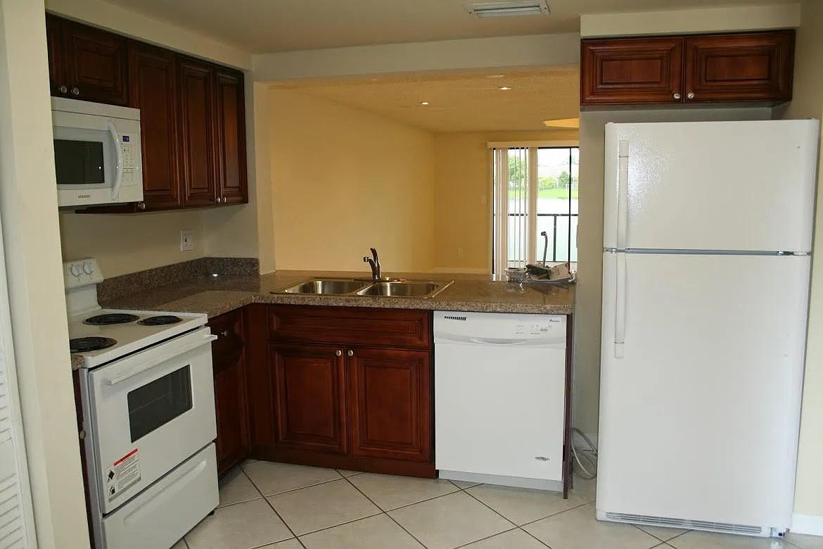 3 bed, 2.0 bath, 1512 sqft, $2,600 — Photo 2