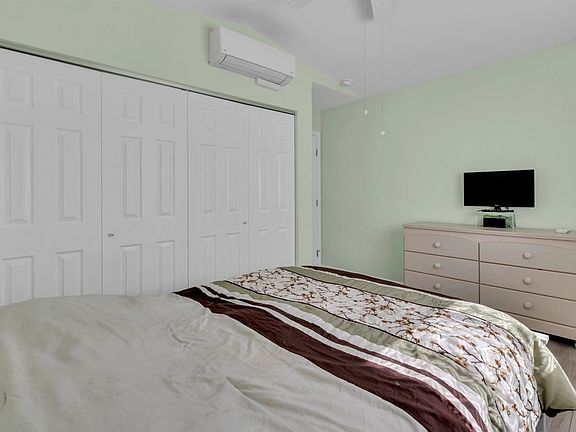 5th image of 113 Old Oak Dr Unit B