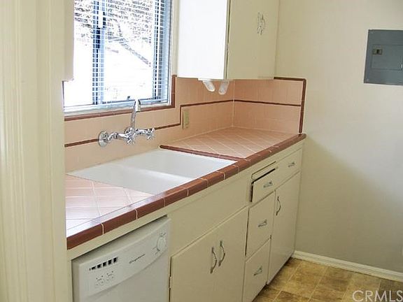 3rd image of 726 E Magnolia Blvd APT A