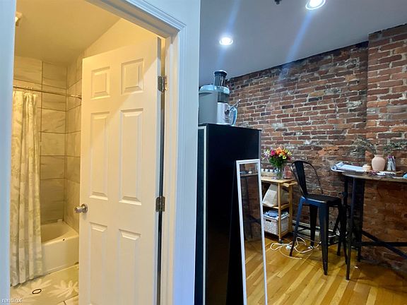 landlord_unit_photo_49322408_4