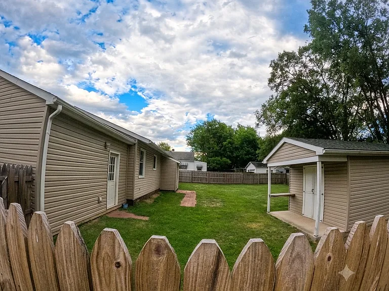 128 Woodbury Ave — Photo 3