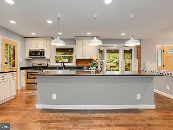 5th image of 8936 Falling Creek Ct