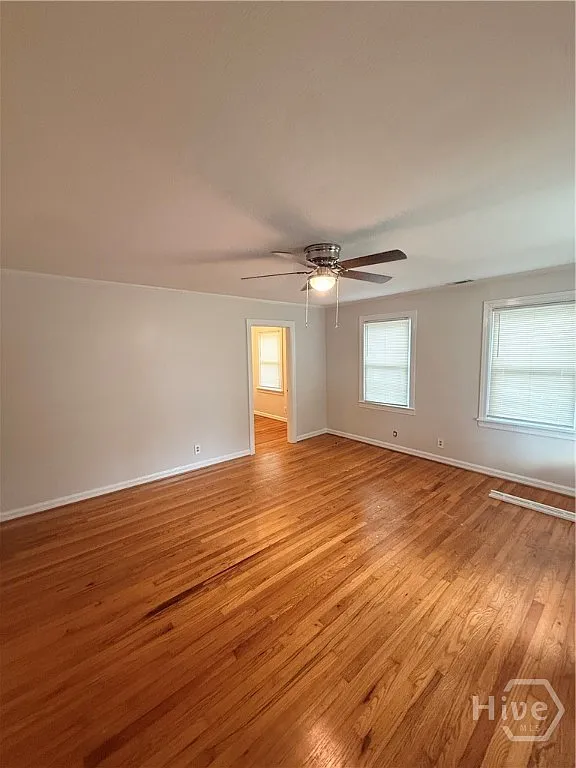 3 bed, 1.0 bath, 999 sqft, $2,300 — Photo 2
