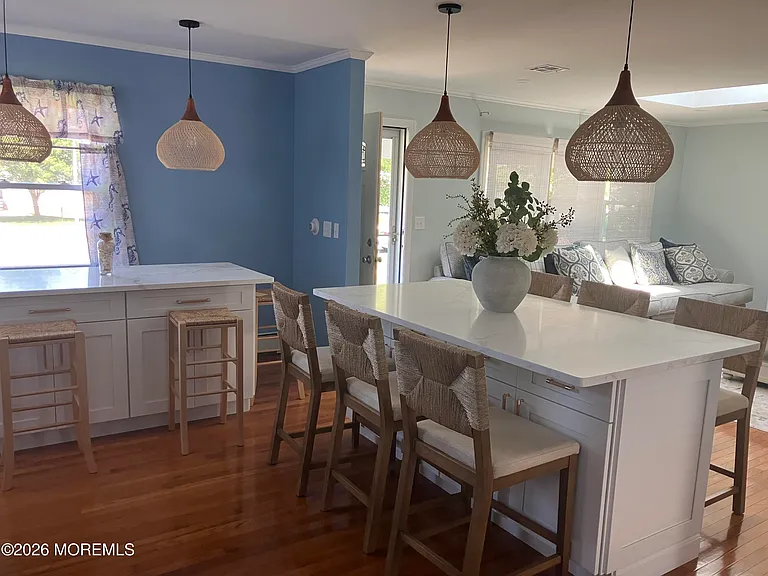 210 Laurel Ct — Photo 9