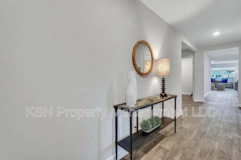 4 bed, 2.0 bath, 1775 sqft, $3,700 — Photo 4