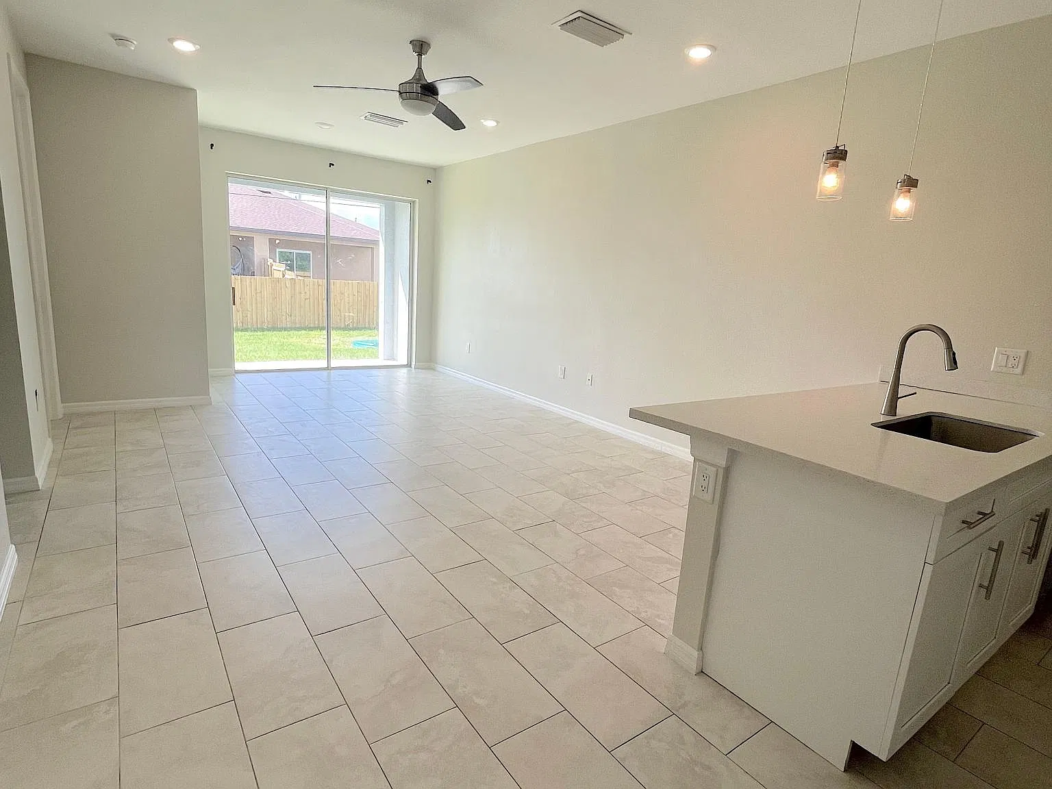3 bed, 1200 sqft, $1,600 — Photo 2