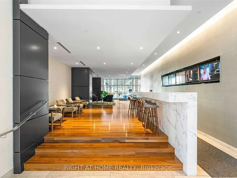 25 Telegram Mews #1005 — Photo 3