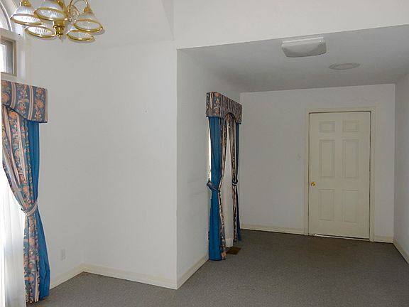 2nd image of 211 Belle Meade Pl