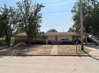 1015 E 1st St, Eureka, KS 67045