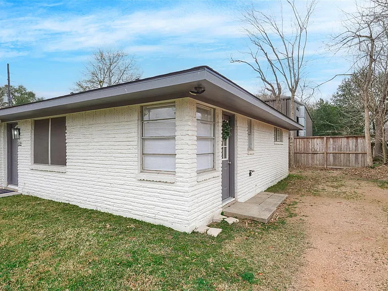 309 S Magnolia St — Photo 3