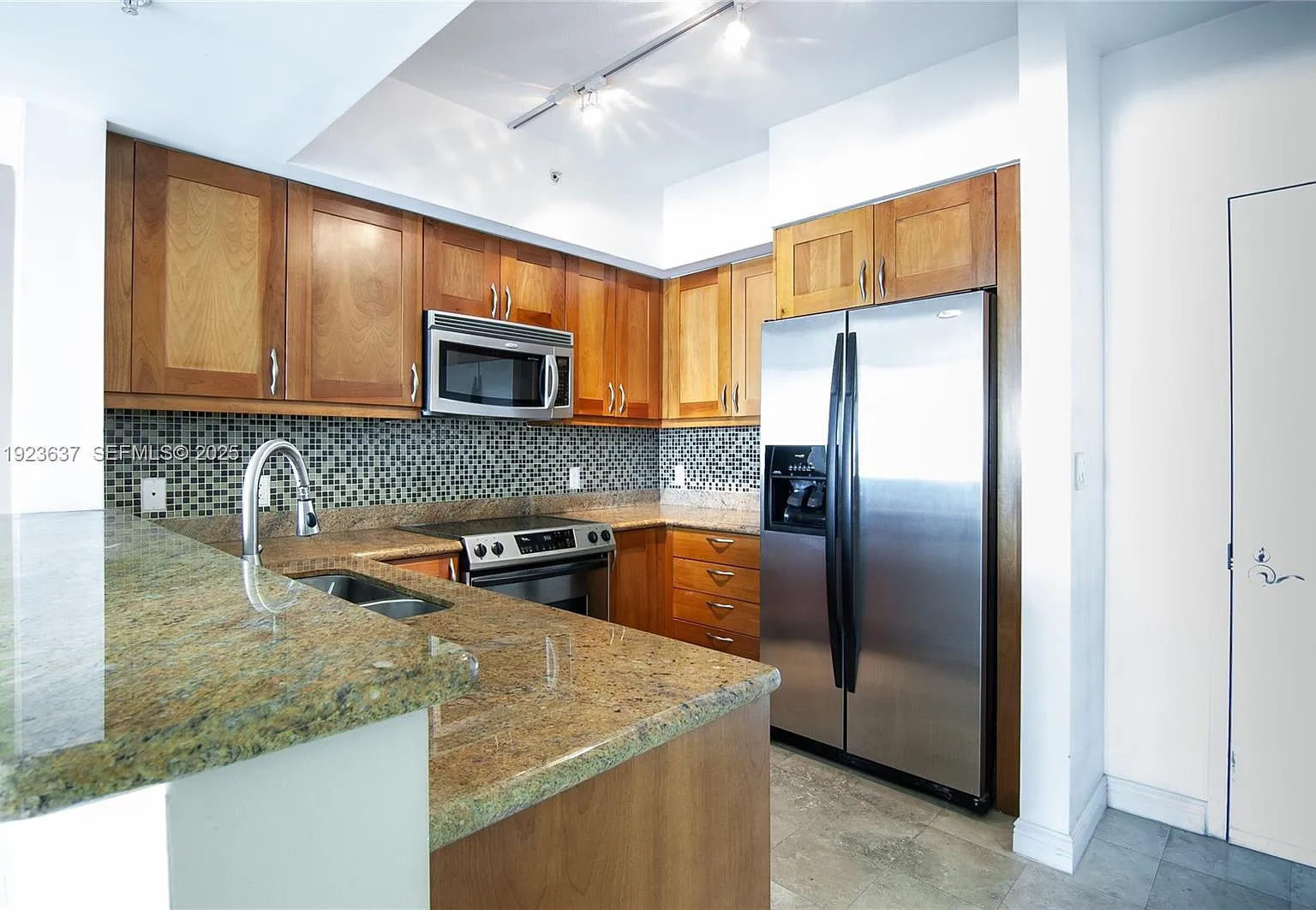 Duo Condo West — Photo 2