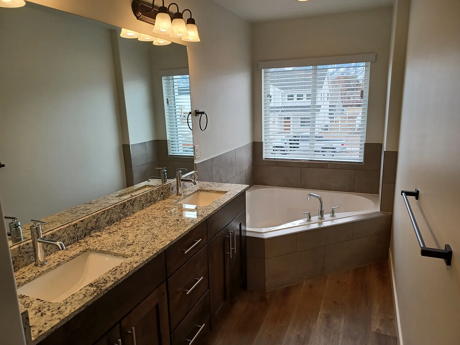 3 bed, 2.5 bath, 1759 sqft, $2,095 — Photo 2