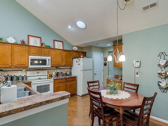 5th image of 9132 Royal Oak Ln