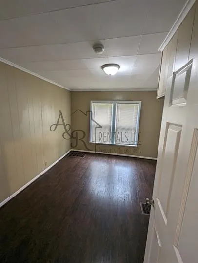 114 W Washington St — Photo 4