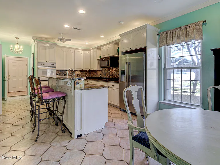 613 Clarendon Ave — Photo 30