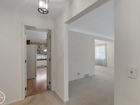 5th image of 785 Barrington Rd