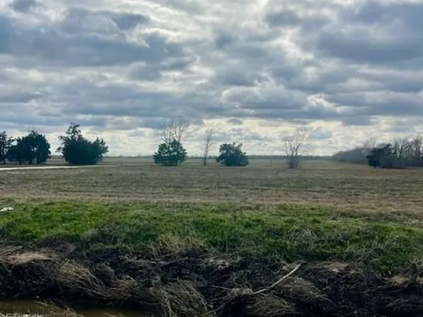 145 8th St N, Van Vleck, TX 77482