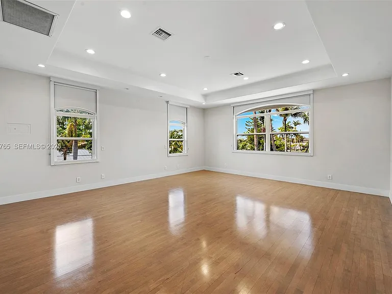 552 Palm Dr — Photo 31
