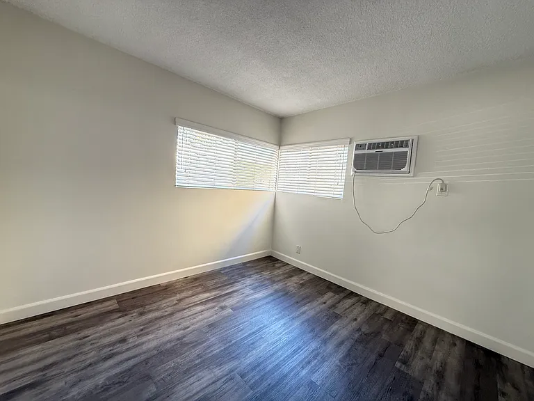 3753 S Barrington Ave #5 — Photo 8