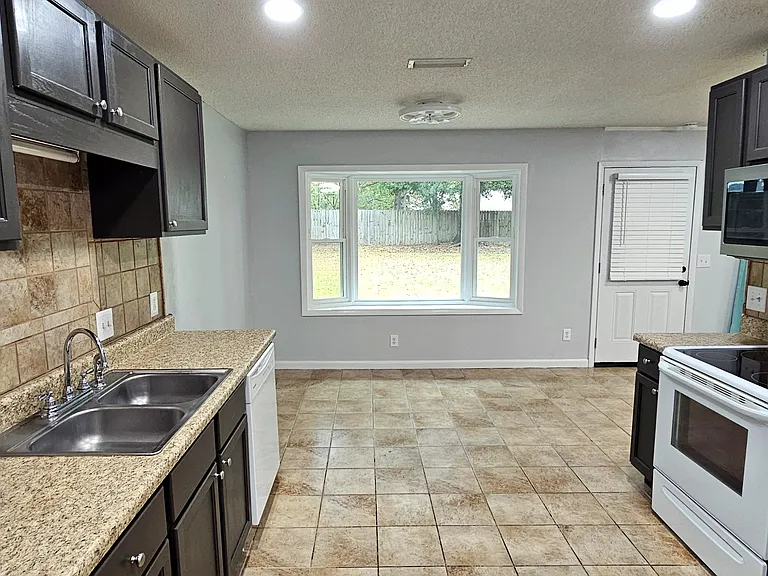 605 Melbourne Dr — Photo 11