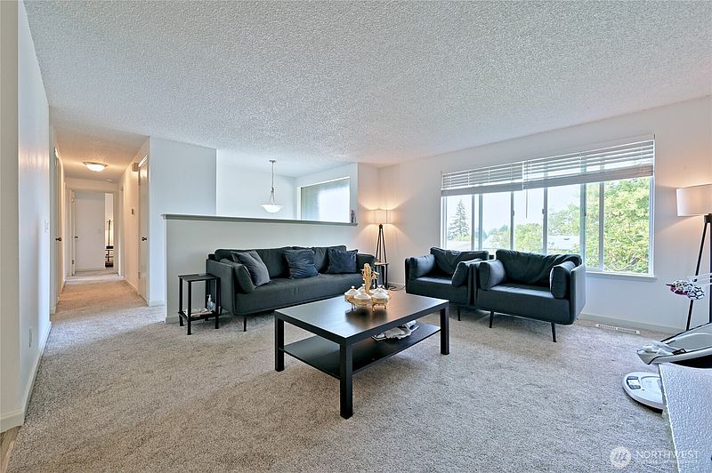 3rd image of 1012 E Laurel Street