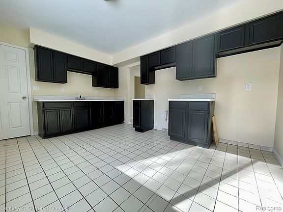 4th image of 26141 Yale St