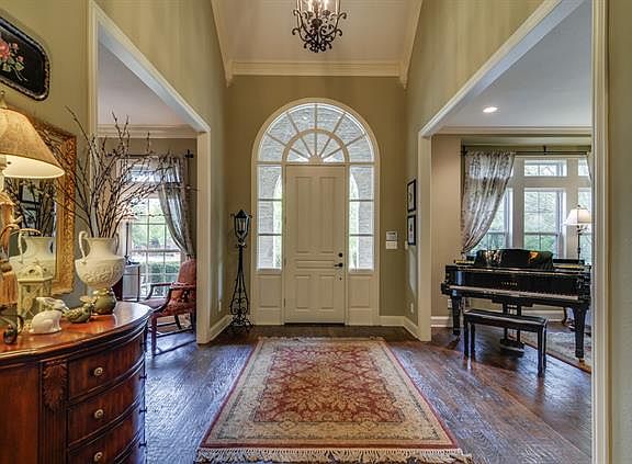 4th image of 331 Oakwood Trl